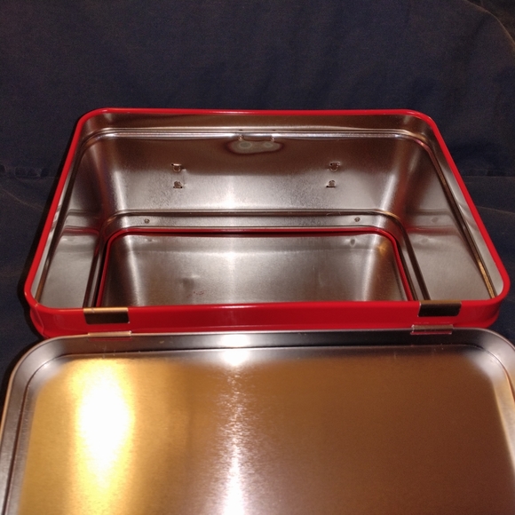Cute Red Metal Lunchbox - Picture 3 of 7